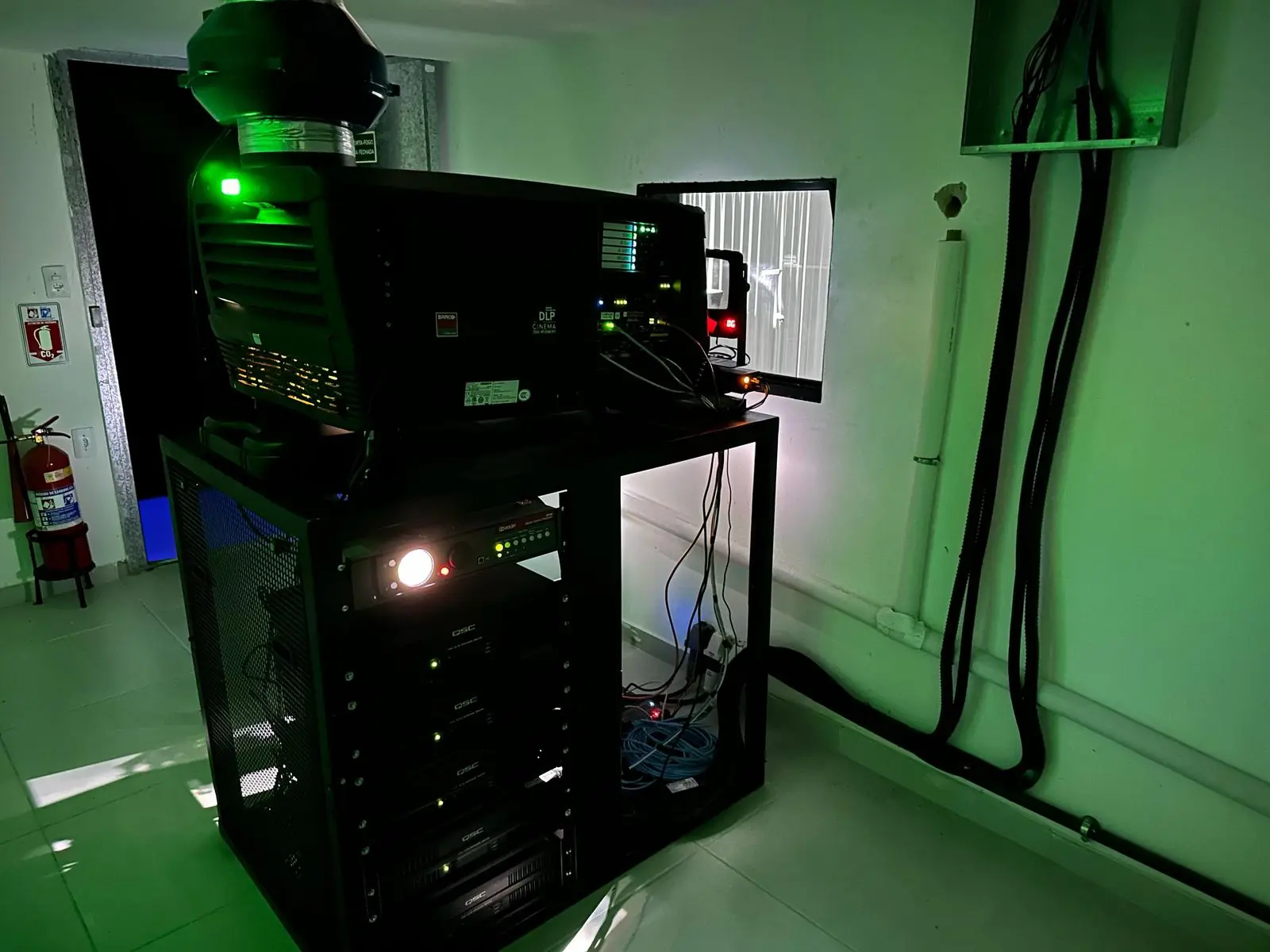 Projetor digital instalado na cabine