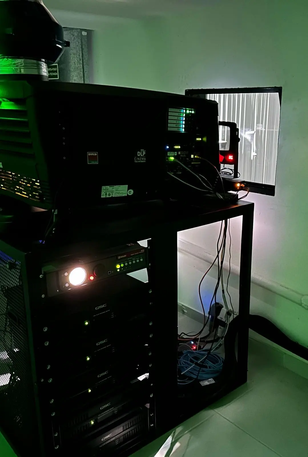 Projetor na cabine com iluminação verde