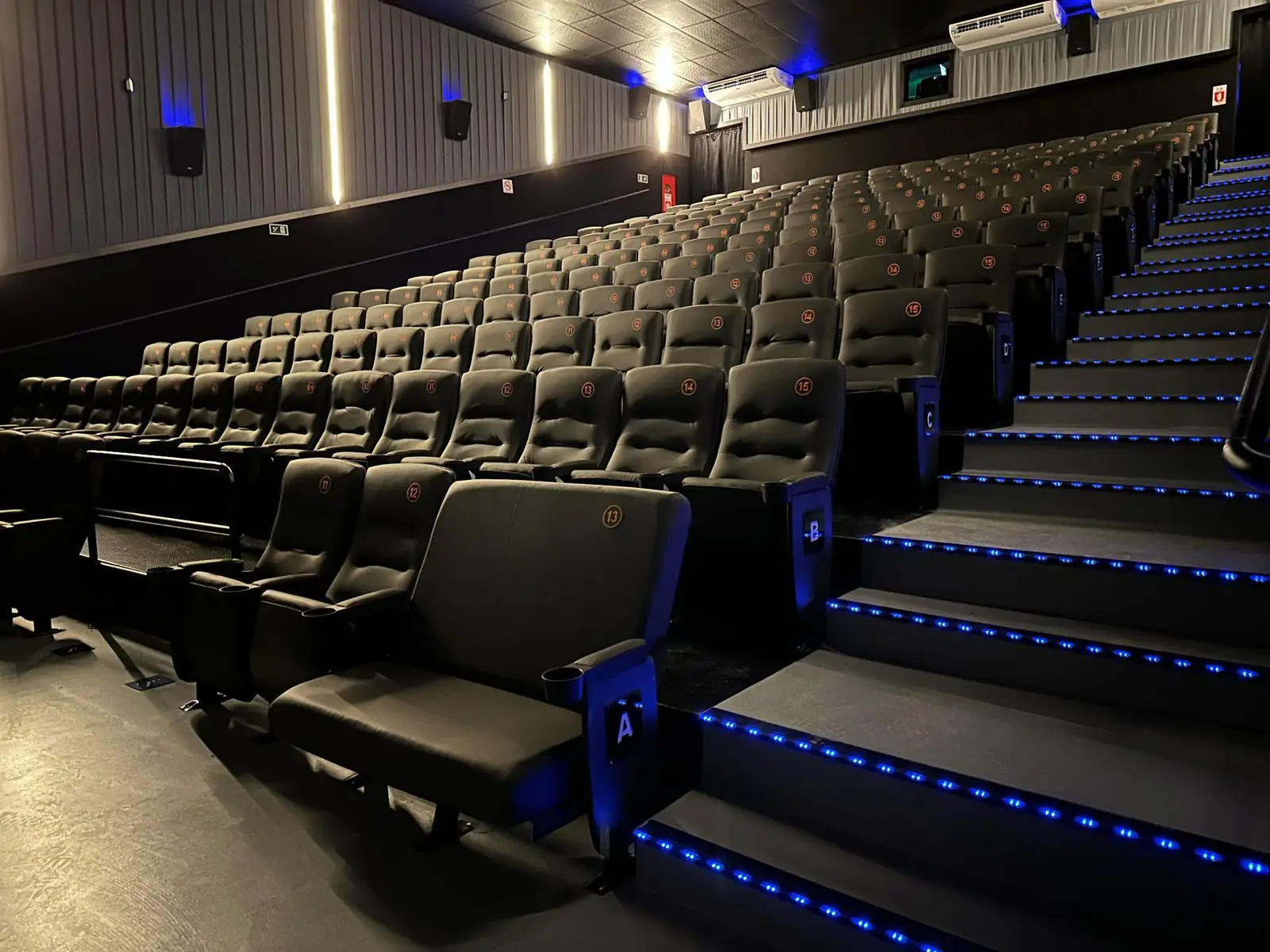 Poltronas e degraus com LED azul