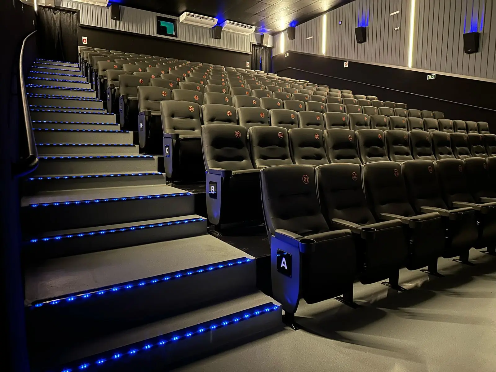 Sala com degraus iluminados por LED azul